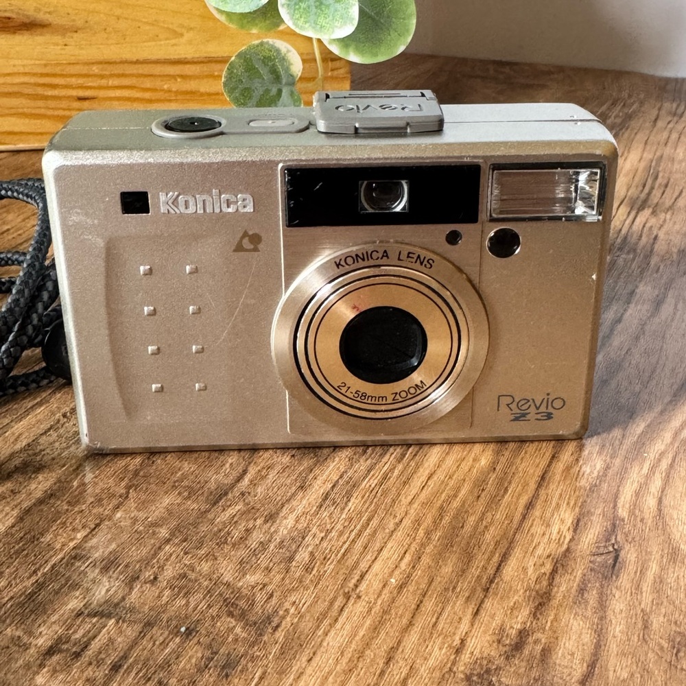 Konica Revio Z3 Digital Camera Metallic Silver w/ Battery Vintage Untested